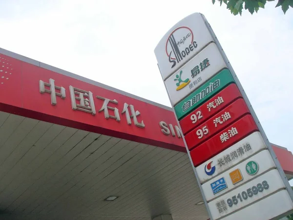 Tablica Jest Zdjęciu Stacji Benzynowej Sinopec Szanghaju Chiny Maja 2016 — Zdjęcie stockowe