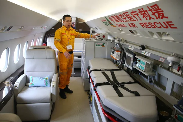 Китайський Працівник Показує Рятувальні Струменя Пекінської Авіакомпанії Виставці Під Час — стокове фото