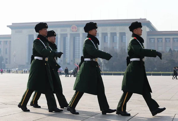 Policías Paramilitares Chinos Patrullan Plaza Tian Anmen Antes Las Sesiones — Foto de Stock