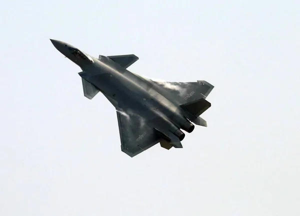 中国解放军空军的一架 隐形战斗机在中国南方广东省珠海市举行的第十一届中国国际航空航天展览会 也被称为2016年中国航空展 上表演 — 图库照片