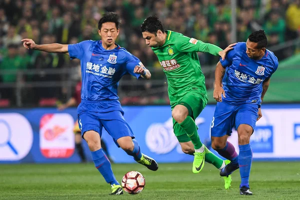 Turks Voetballer Burak Yilmaz Van Beijing Guoan Center Uitdagingen Colombiaanse — Stockfoto