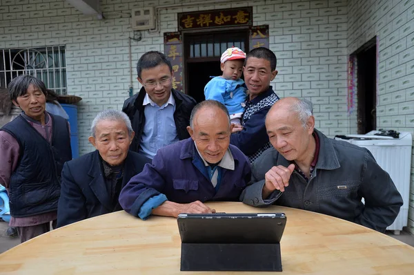 Китаец Цзяюй Слева Братья Гуаньмин Центре Шуйшэн Справа Сидят Вместе — стоковое фото