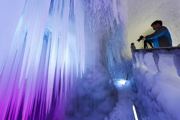 Ein Fotograf Fotografiert Die Größte Eishöhle Chinas Mit Bunten Lichtern — Stockfoto