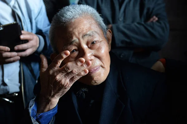 Hombre Chino Jiayou Enjuga Lágrimas Después Una Confirmación Tío Veterano — Foto de Stock