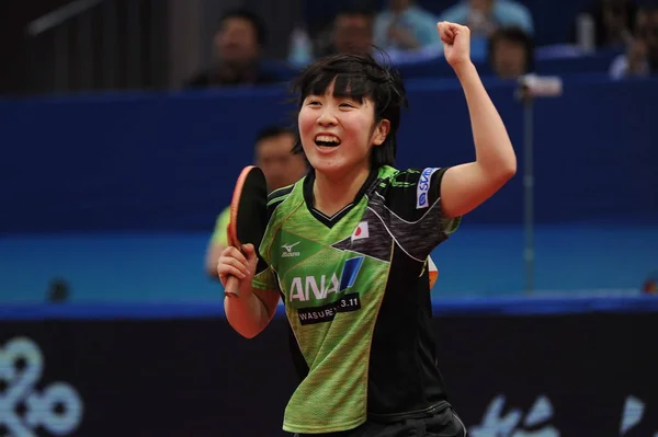 日本の美羽平野シーマスター 国際卓球連盟 アジア卓球選手権 2017 と無錫市 中国東部の江蘇省 2017 日の間に最終的な彼らの女子シングルスで中国の陳孟を倒した後で祝う — ストック写真