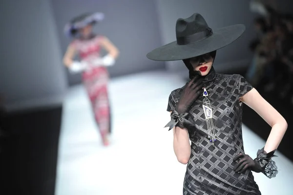 Model Displays New Creation Fashion Show Life Barbie Chinese Designer — Stock Photo, Image