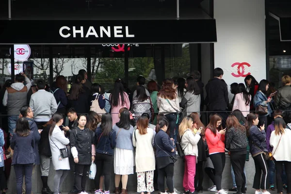 Chińskich Klientów Kolejce Przed Coco Chanel Cafe West Nanjing Road — Zdjęcie stockowe