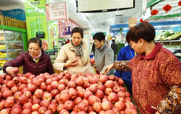 Klienci Sklep Dla Owoców Supermarkecie Hangzhou Miasta Wschodniej Chińskiej Prowincji — Zdjęcie stockowe