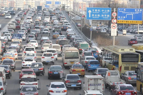 Masy Vozidel Pomalu Pohybují Silnici Harbin City Severovýchodní Čínské Provincii — Stock fotografie