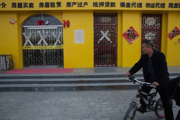 Ciclista Passa Por Centro Vendas Fechado Imóvel Condado Anxin Uma — Fotografia de Stock