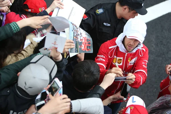 Sebastian Vettel Pilote Allemand Signe Des Autographes Pour Les Fans — Photo