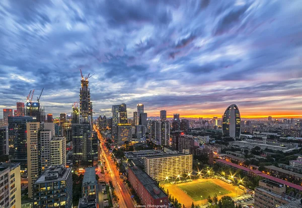 Cbd 中央ビジネス地区 の高層ビルと北京 2016 日の夕暮れ高層事務所ビルのスカイライン — ストック写真