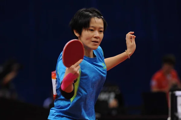 马来西亚的吴索基在2017年4月14日于中国东部江苏省无锡市举行的2017年塞马斯特第23届亚洲乒乓球锦标赛上 在女单第三轮比赛中向中国丁宁复出 — 图库照片