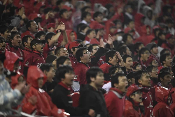 Fãs Futebol Corajosos Chovem Gritam Slogans Para Mostrar Apoio Urawa — Fotografia de Stock