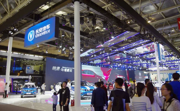 Visitatori Affollano Stand Changan Auto Durante Esposizione Internazionale Automotive Pechino — Foto Stock