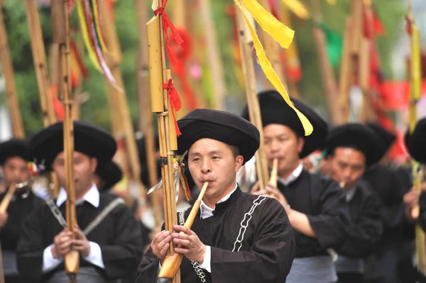 Chińskich Kobiet Mniejszości Etnicznej Miao Tradycyjne Stroje Wziąć Udział Paradzie — Zdjęcie stockowe