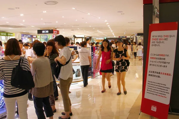 Customers Most Whom Chinese Shop Lotte Duty Free Store Seoul — Stock Photo, Image