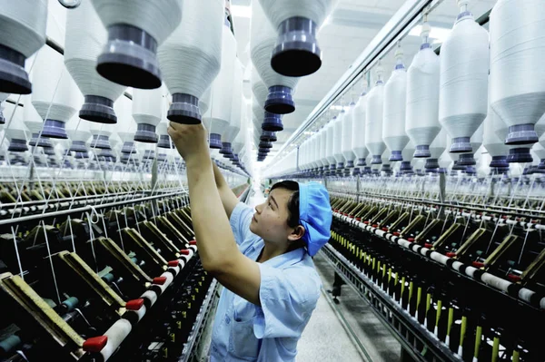 Trabalhador Chinês Lida Com Produção Sacos Tecido Uma Fábrica Condado — Fotografia de Stock