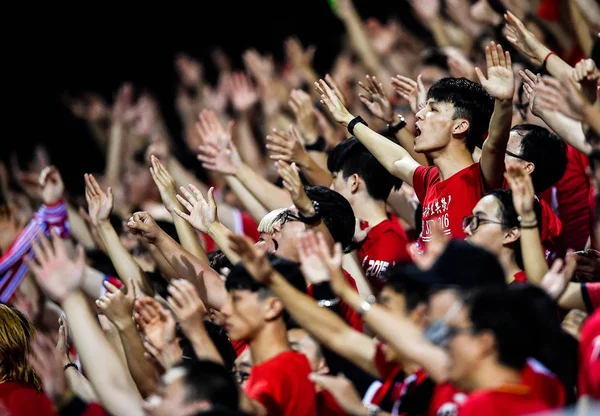 Bir Grup Çin Guangzhou Evergrande Için Destek Göstermek Için Sloganlar — Stok fotoğraf