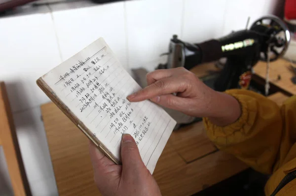 51세의 중국인 노동자 장차오에 Zhang Qiao 2014년 허난성 산멘샤시의 자택에서 — 스톡 사진