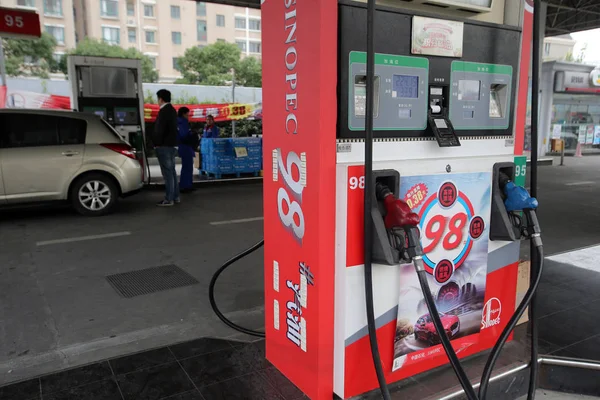 2016年11月30日 中国上海のシノペックのガソリンスタンドで 中国人労働者が車に燃料を補給 — ストック写真