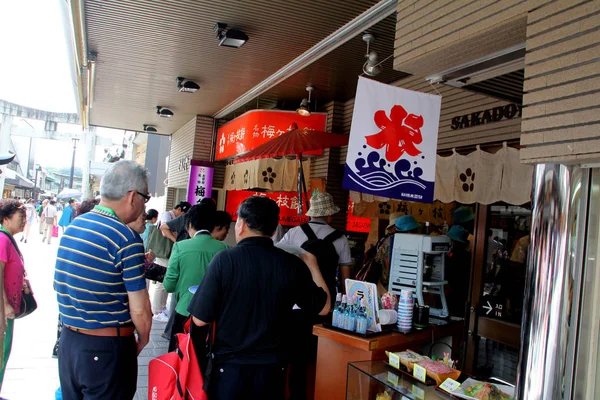 Clientes Chinos Van Compras Una Calle Fukuoka Japón Junio 2015 —  Fotos de Stock