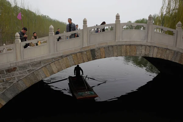 Ein Einheimischer Rudert Mit Einem Boot Auf Dem Baiyangdian Dem — Stockfoto