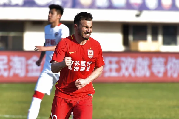 Der Ungarische Fußballspieler Szabolcs Huszti Von Changchun Yatai Jubelt Nach — Stockfoto