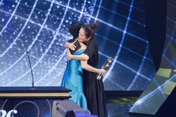 香港の女優からワイは左 2017 中国で 香港映画賞の贈呈式で 最優秀女優賞を獲得した後中国の女優チャン ツィイーを抱擁します — ストック写真