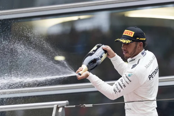 Pilota Britannico Lewis Hamilton Spruzza Champagne Festeggiare Durante Cerimonia Premiazione — Foto Stock