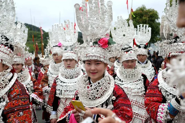 Çinli Kızlar Miao Etnik Azınlığın Geleneksel Gümüş Dekore Edilmiş Giysili — Stok fotoğraf