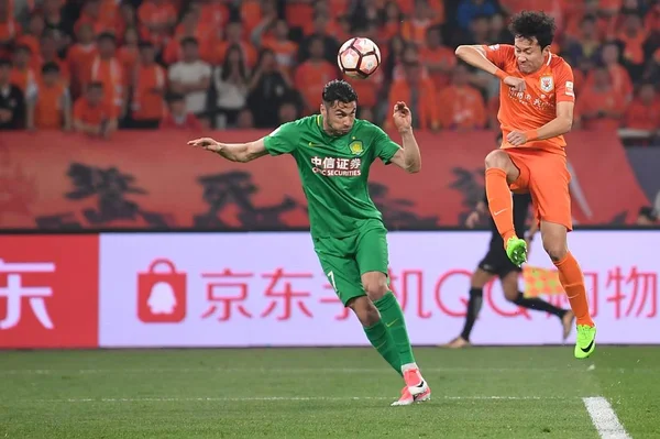 Turkse Voetballer Burak Lmaz Van Peking Sinobo Guoan Links Een — Stockfoto