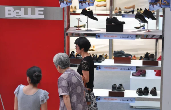 File Chinese Klanten Winkel Voor Belle Schoenen Een Winkelcentrum Shenyang — Stockfoto