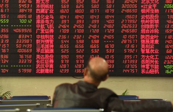 2017年4月5日 中国东部安徽省楚州市一家股票经纪公司的股价 价格上涨为红色 价格下跌为绿色 — 图库照片