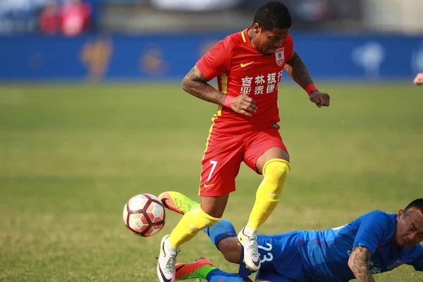 Braziliaans Voetballer Marinho Van Changchun Yatai Opper Uitdagingen Met Bai — Stockfoto