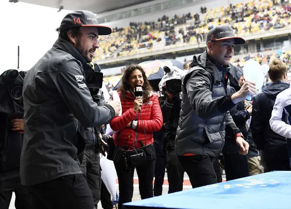 Spanska Förare Fernando Alonso Vänster Och Belgiska Föraren Stoffel Vandoorne — Stockfoto