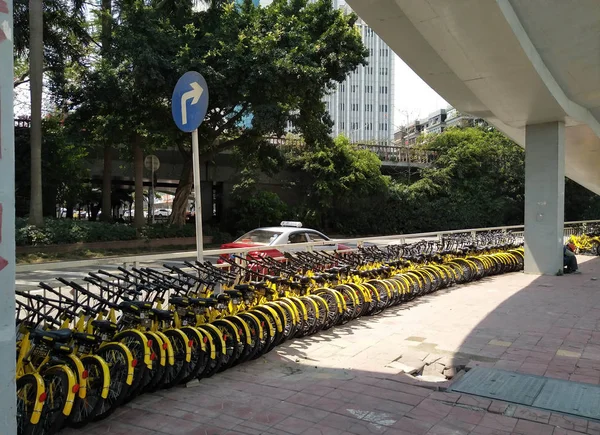 中国自転車共有サービス クリンプハイトの自転車は 深圳市 中国南部の広東省 2017 日の通りに並んでいます — ストック写真