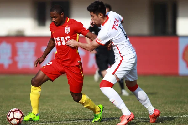 Futbolista Nigeriano Odion Ighalo Changchun Yatai Izquierda Desafía Con Futbolista —  Fotos de Stock