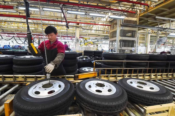 Čínští Dělníci Připravují Pneumatiky Pro Montáž Automobilů Automobilových Elektrárně Weifang — Stock fotografie