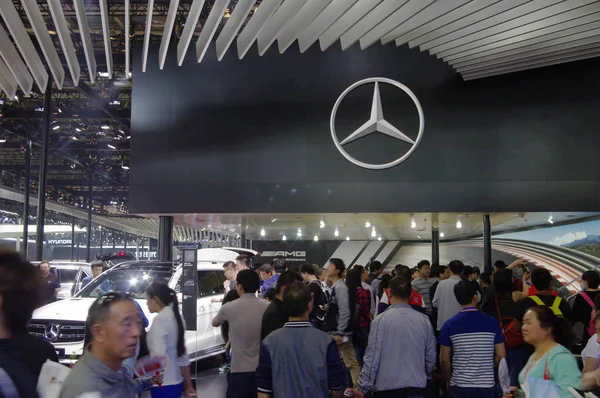 Besökare Publiken Montern Mercedes Benz Den Peking International Automotive Exhibition — Stockfoto