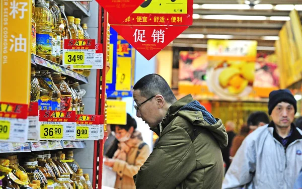 Müşteriler Nanjing Şehrinde Bir Süpermarkette Yemeklik Yağ Için Alışveriş Doğu — Stok fotoğraf