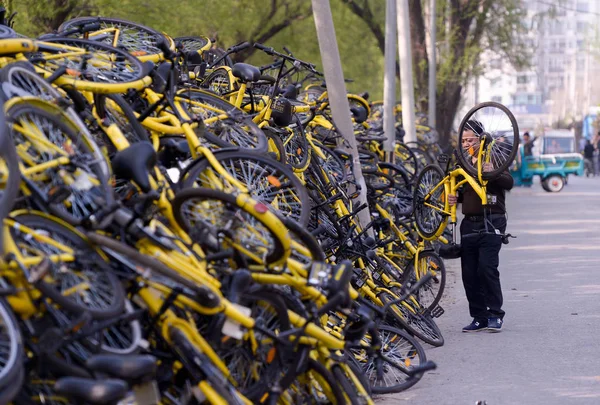 2017年4月6日 中国北京街头的维修站 一名中国工人准备维修一辆中国自行车共享服务Ofo损坏的自行车 — 图库照片