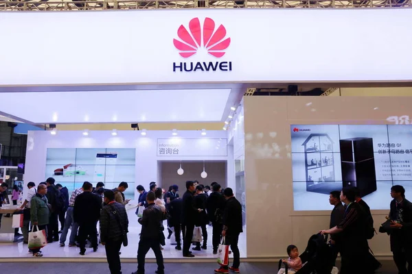 Pessoas Visitam Estande Huawei Durante Uma Exposição Shanghai New International — Fotografia de Stock