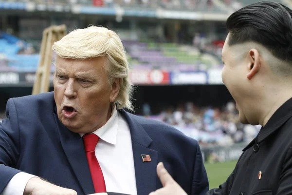 Des Artistes Ressemblant Président Américain Donald Trump Gauche Kim Jong — Photo