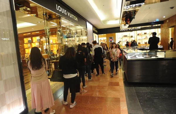 Clientes Chineses Fil Fazem Fila Frente Uma Boutique Louis Vuitton — Fotografia de Stock