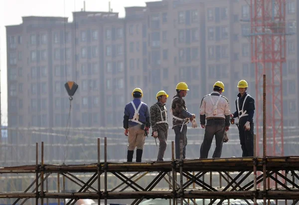 Китайські Трудящі Мігранти Побудувати Висотних Житлових Будинків Будівельному Майданчику Проекту — стокове фото