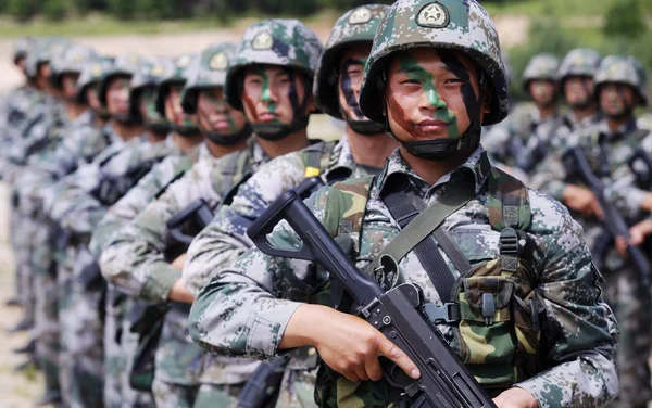 Chińskich Żołnierzy Pla Ludowej Armii Wyzwolenia Praktyka Podczas Sesji Treningowej — Zdjęcie stockowe