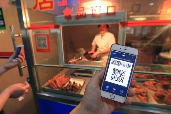 Chinese Customer Scans Code Mobile Payment Service Alipay Alibaba Group — Stock Photo, Image