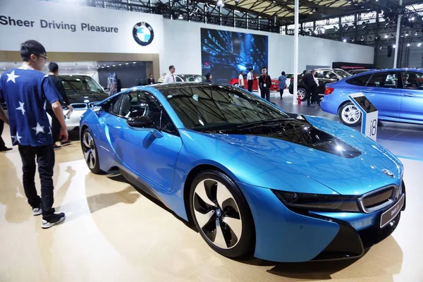 Visitor Looks Bmw Stand Bmw Auto Show Shanghai China September — Stock Photo, Image