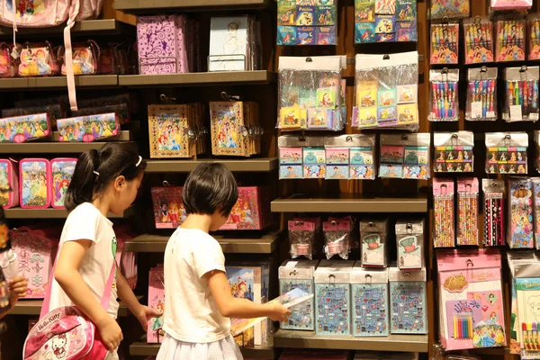 Китайські Дівчата Магазин Сувенірів Магазин Шанхаї Діснейленд Шанхаї Дісней Курорт — стокове фото